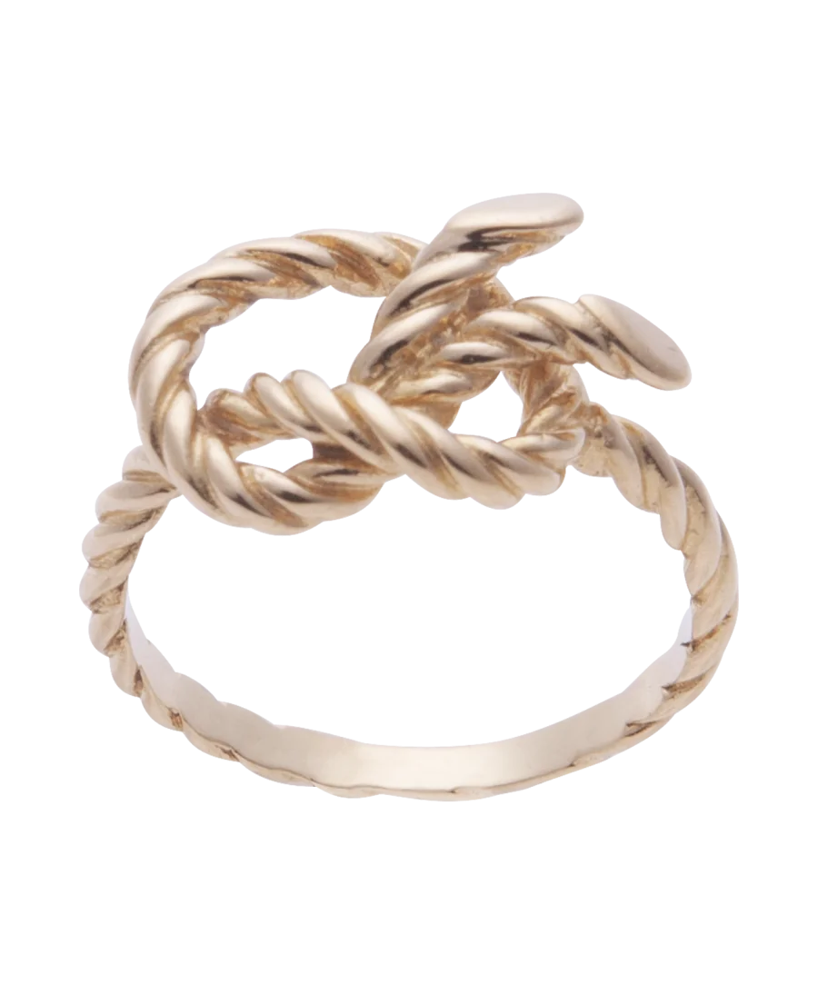 LA MARINE, anillo de oro amarillo de 18 quilates con un nudo marino; disponible en VIRTU LUXURY