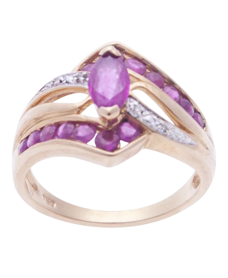 Bague en or jaune 18K sertie de rubis et diamants, disponible chez virtu luxury
