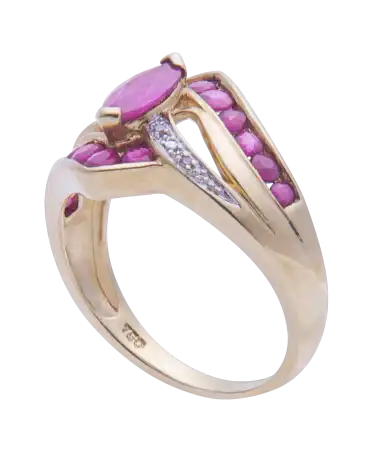Anillo de oro amarillo de 18K con rubíes y diamantes, disponible en virtu luxury