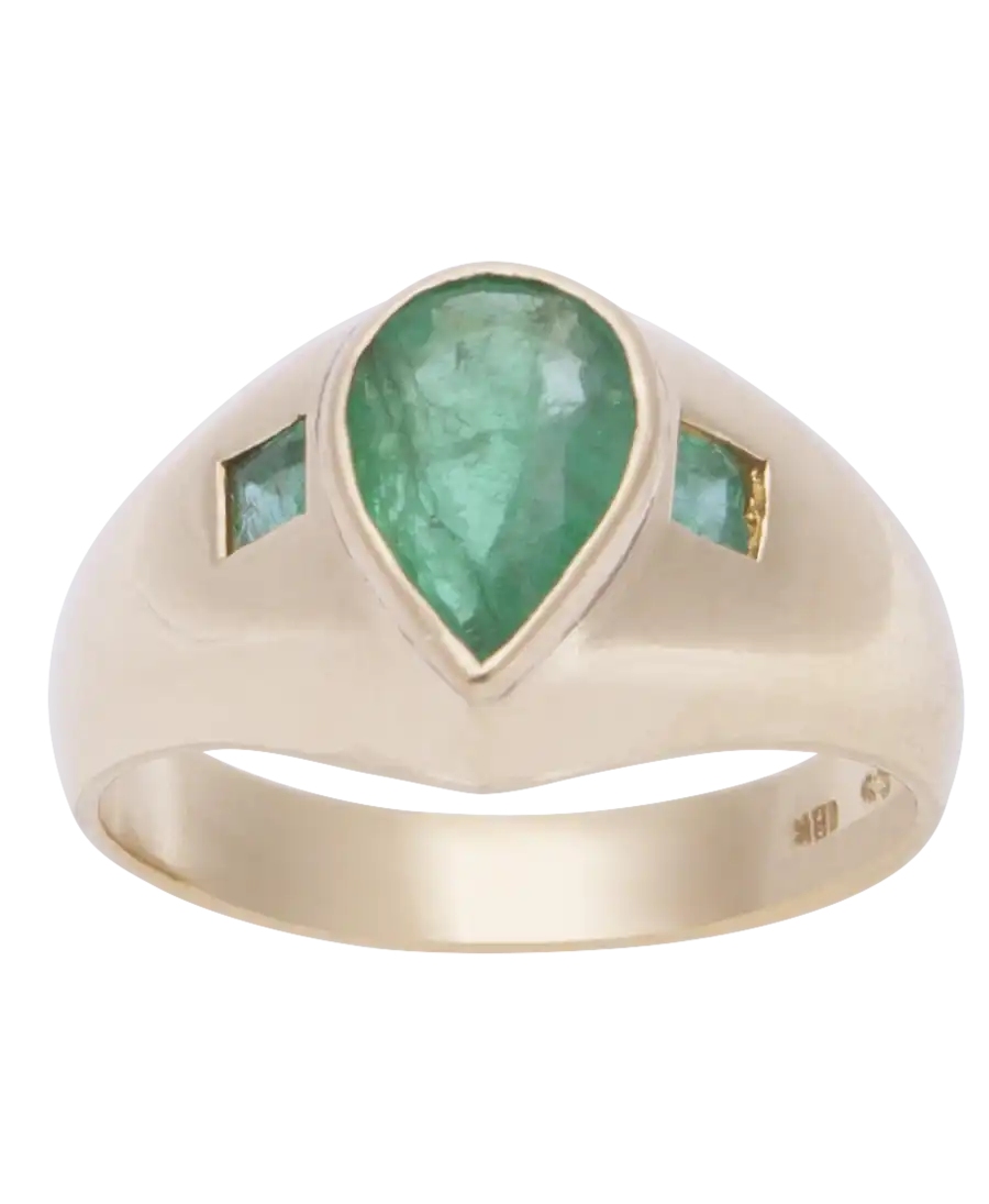 Anillo PERA ESMERALDA en oro amarillo de 18 quilates. Disponible en VIRTU LUXURY.