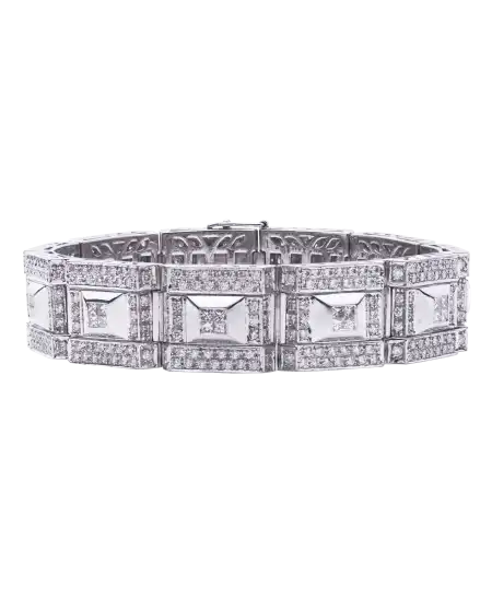 Brazalete con diamantes blancos en oro blanco de 18 quilates. Disponible en VIRTU LUXURY.