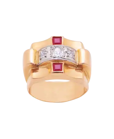 El anillo TANK CIRCA 1950 es un anillo majestuoso y refinado con sus rubíes y diamantes.