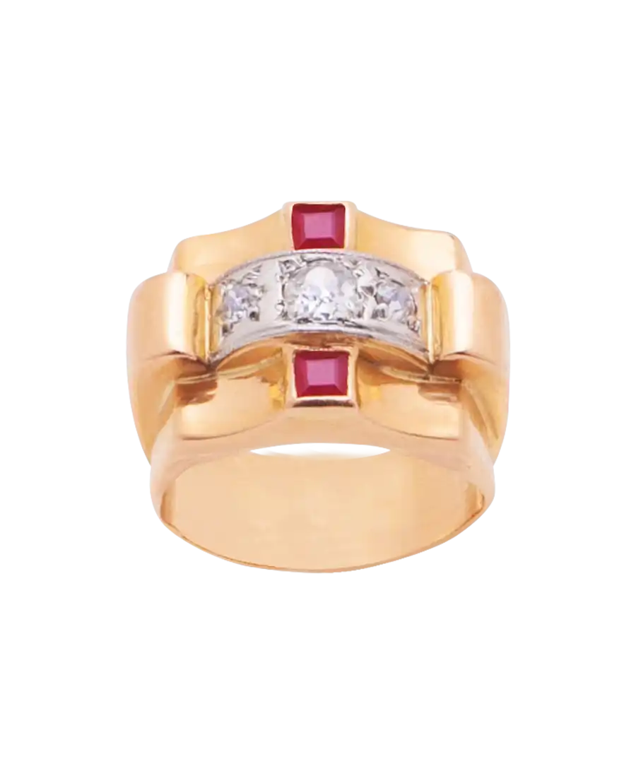 El anillo TANK CIRCA 1950 es un anillo majestuoso y refinado con sus rubíes y diamantes.