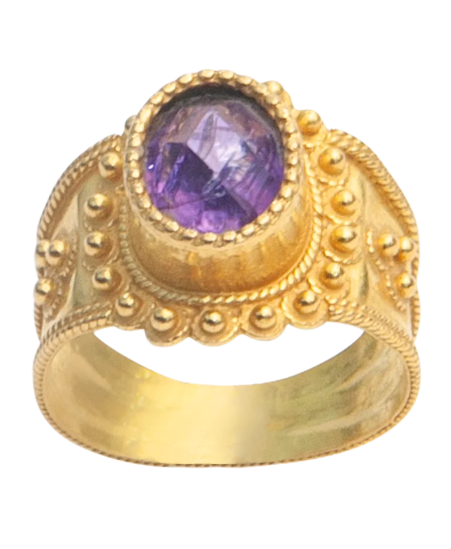Este anillo MAJESTAD MALIENSE es real y carismático con su amatista en el centro. Este anillo MAJESTAD MALIENSE es real y carismático con su amatista en el centro.
