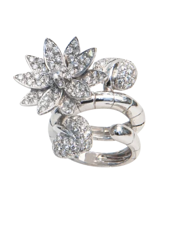El anillo SOUPLESSE brilla con luz propia gracias a sus diamantes