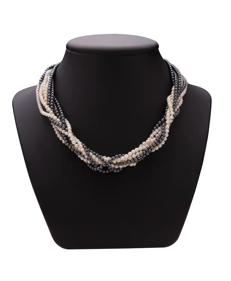 Collier Prestige Multi-Rangs avec ses perles noires et blanches. Disponible chez VIRTU LUXURY. Collier Prestige Multi-Rangs avec ses perles noires et blanches. Disponible chez VIRTU LUXURY.