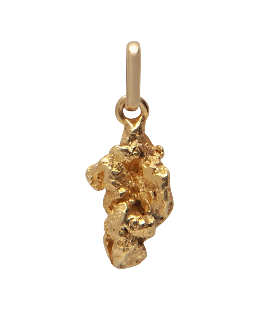Un colgante con una Pepita de Oro amarillo de 22 Quilates. Disponible en VIRTU LUXURY.