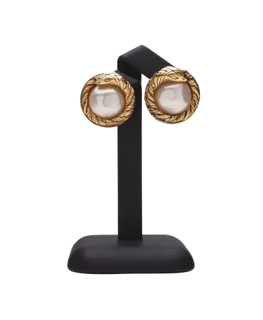Pendiente Perle Enlacée de la maison de lujo Chanel. Disponible en VIRTU LUXURY.