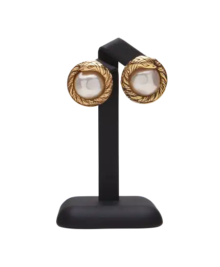 Pendiente Perle Enlacée de la maison de lujo Chanel. Disponible en VIRTU LUXURY.