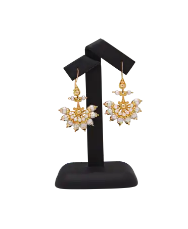 Pendientes de Oro amarillo de 18 Quilates con Perlas. Disponible en VIRTU LUXURY.
