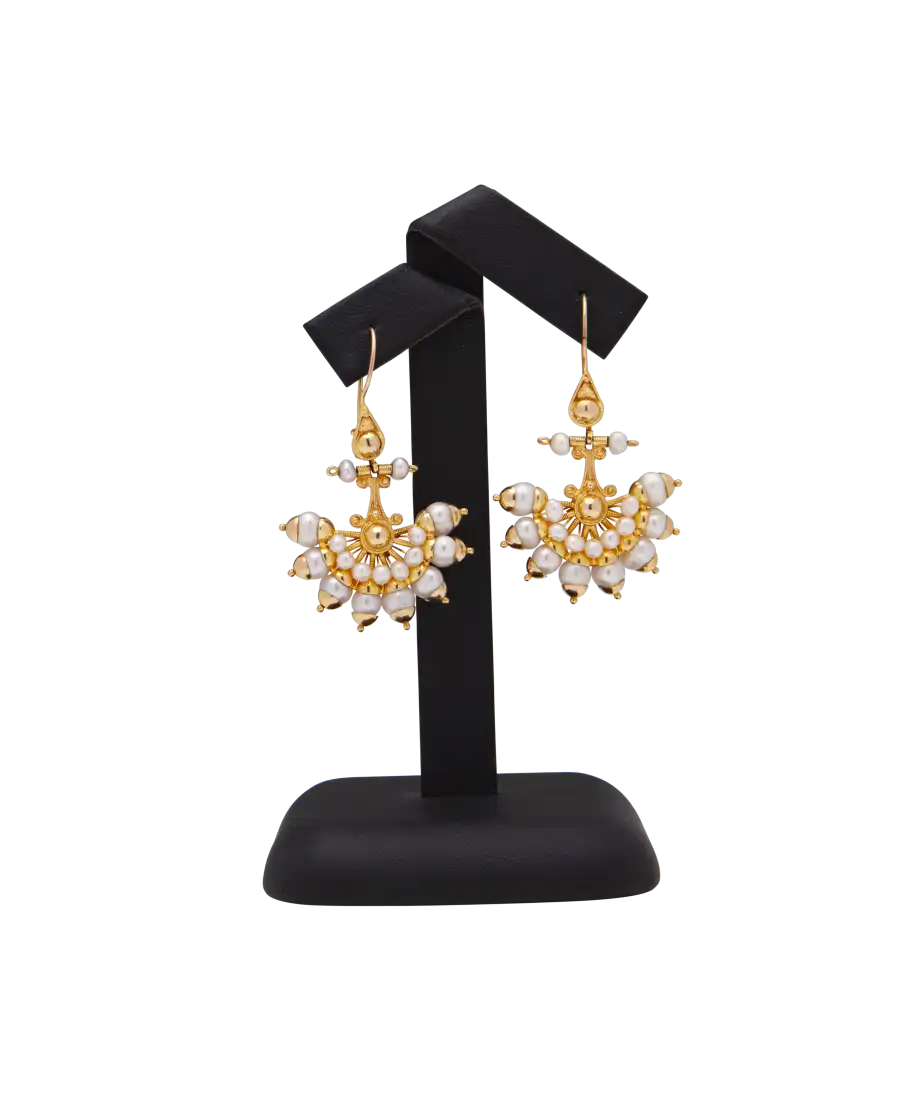 Pendientes de Oro amarillo de 18 Quilates con Perlas. Disponible en VIRTU LUXURY. Pendientes de Oro amarillo de 18 Quilates con Perlas. Disponible en VIRTU LUXURY.