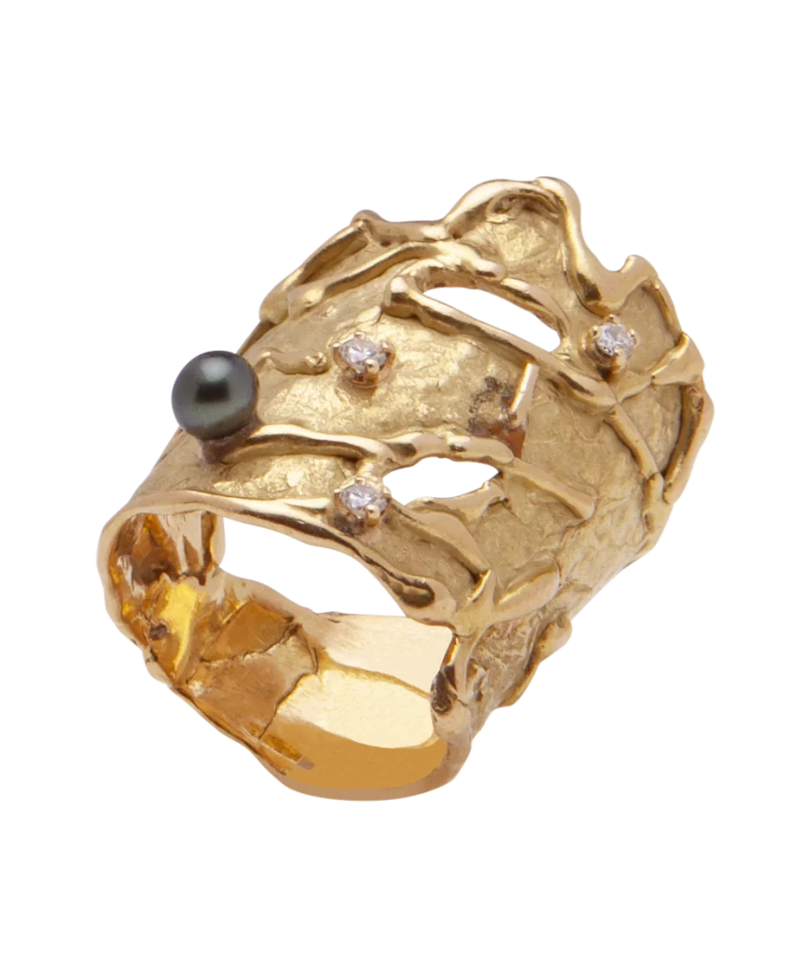 Anillo de Diseñador Perla y Diamante en Oro amarillo de 18 Quilates; Disponible en VIRTU LUXURY.