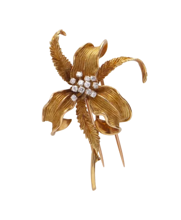 Broche Floral con diamantes redondos brillantes centelleantes. Disponible en VIRTU LUXURY.