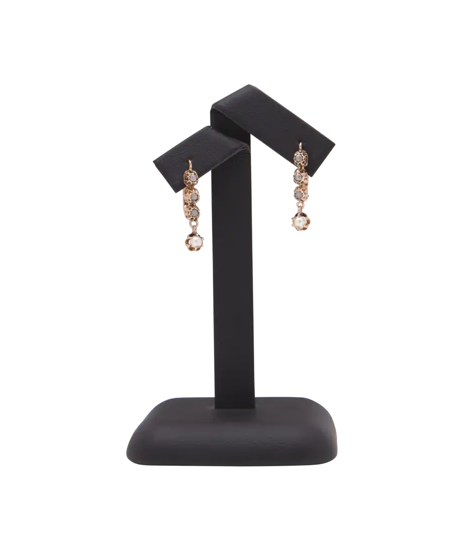 Pendants d'Antan est une paire de boucles d'oreilles en Or rose. Disponible chez VIRTU LUXURY. Pendants d'Antan est une paire de boucles d'oreilles en Or rose. Disponible chez VIRTU LUXURY.