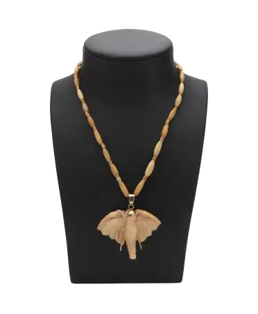 Collar MAJESTUOSO es un collar con forma de elefante en el centro. Disponible en VIRTU LUXURY.