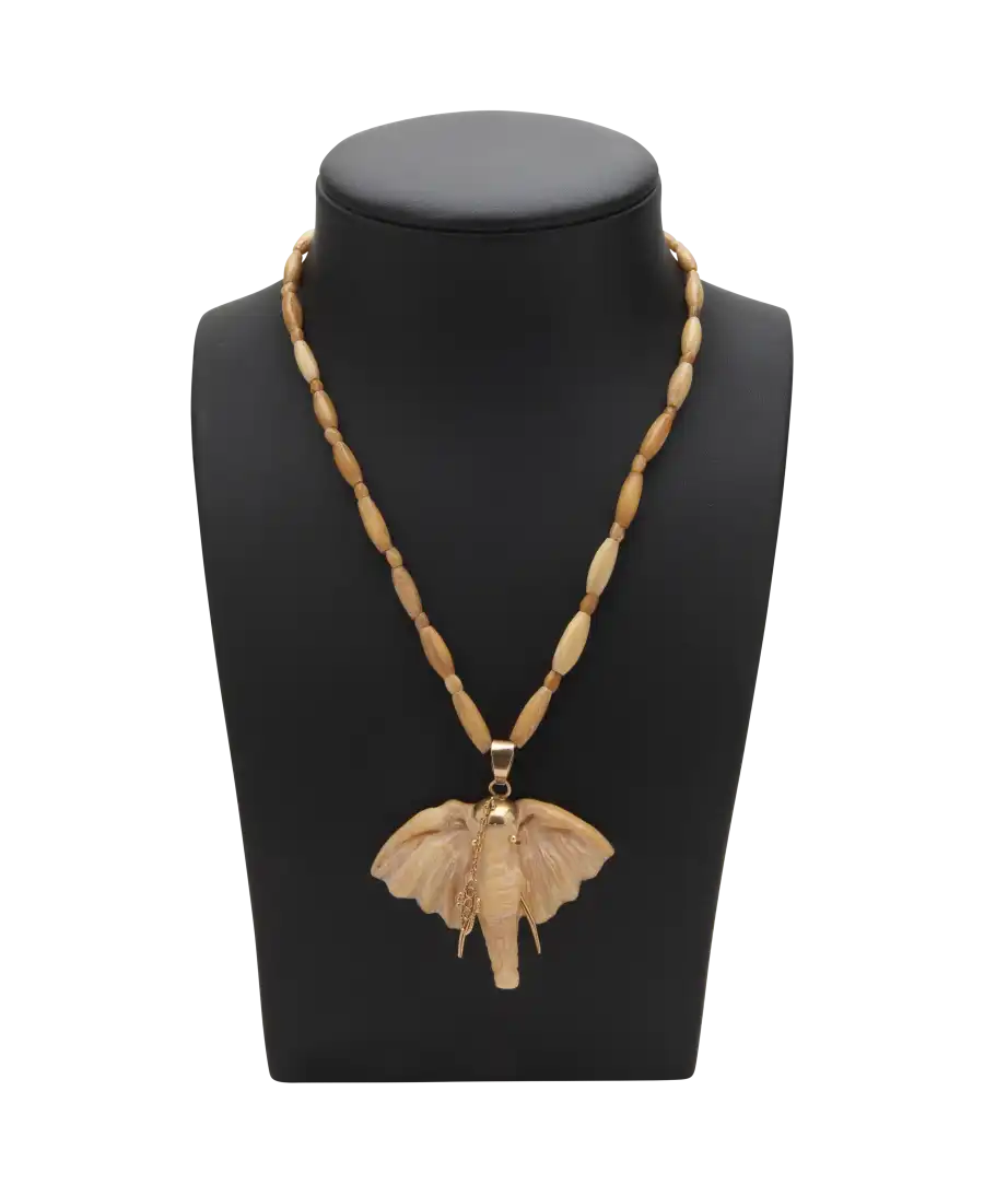 Collar MAJESTUOSO es un collar con forma de elefante en el centro. Disponible en VIRTU LUXURY. Collar MAJESTUOSO es un collar con forma de elefante en el centro. Disponible en VIRTU LUXURY.