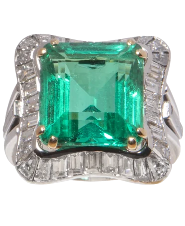 Anillo EXQUISITO COCKTAIL de la casa CHAUMET con Diamantes Baguette y ESMERALDA. VIRTU LUXURY