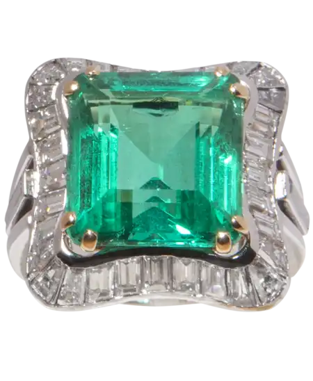 Anillo EXQUISITO COCKTAIL de la casa CHAUMET con Diamantes Baguette y ESMERALDA. VIRTU LUXURY